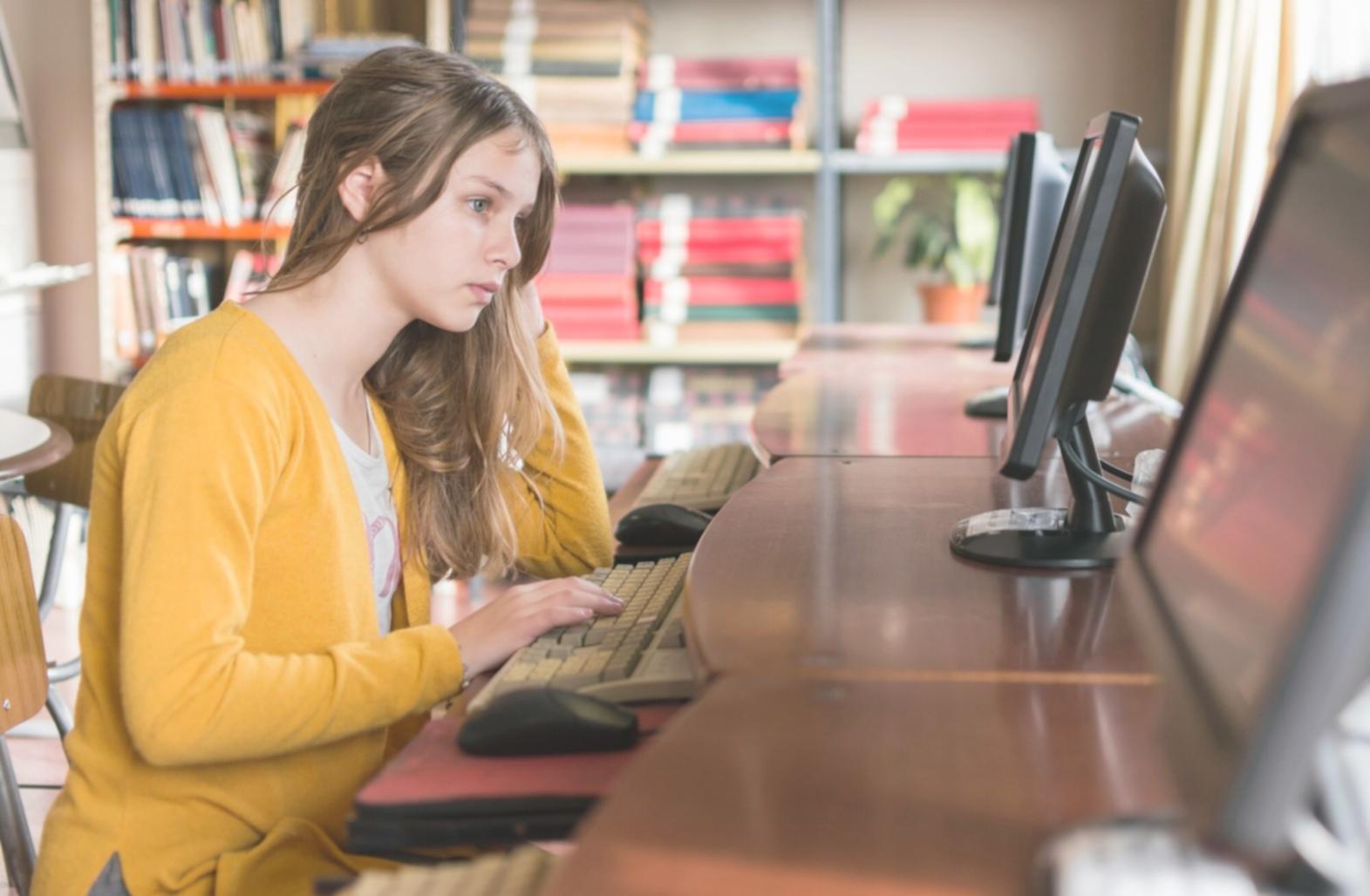 Sessione pratica di apprendimento cura unghie con strumenti professionali